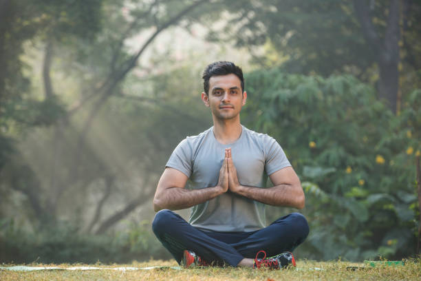 foto de um homem jovem-imagem stock - lotus position - fotografias e filmes do acervo