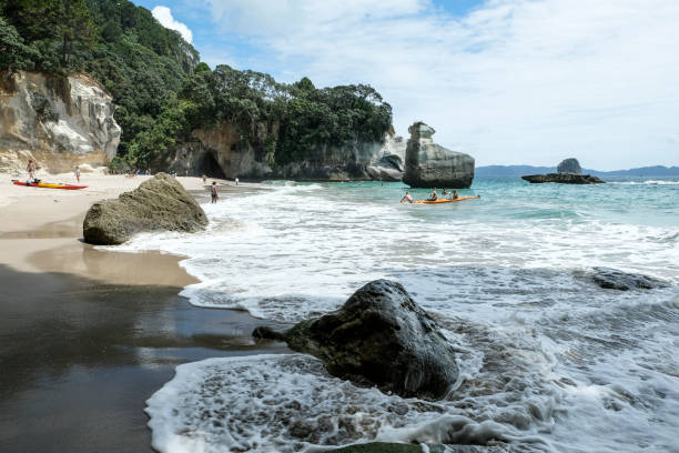 cathedral cove, coromandel, nueva zelanda - new zealand cathedral cove sea sand fotografías e imágenes de stock