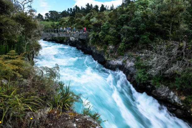 huka falls, nouvelle-zélande - chutes de huka photos et images de collection