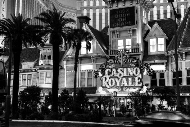 ingresso all'hotel casino royale nella parte centrale di strip a las vegas il 6 maggio 2009.  è noto per il suo slot play promozionale. - image title foto e immagini stock