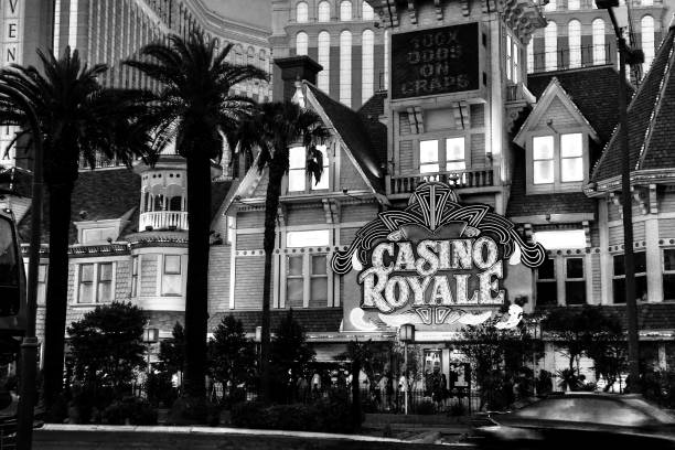 wejście do hotelu casino royale w centralnej części strip w las vegas w maju 06, 2009.  jest znany ze swojej promocyjnej gry slotowej. - las vegas metropolitan area obrazy zdjęcia i obrazy z banku zdjęć