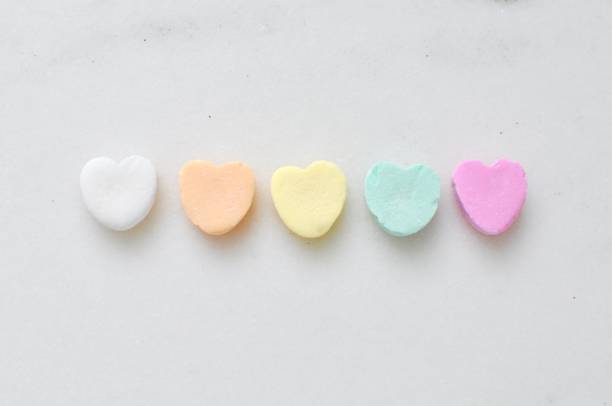 coeurs de bonbons - valentines day candy candy heart heart shape photos et images de collection