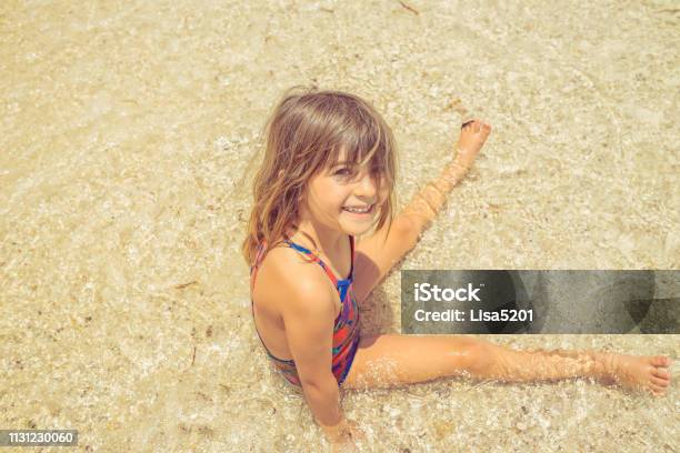 imgsrc маленькие девочки пляж Маленькие Девочки На Пляже Море — стоковые фотографии и другие картинки Влажный - Влажный, Вода, Волосы человека - iStock