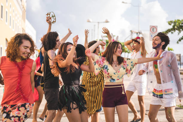 gente bailando en recife, pernambuco, brasil - fiesta callejera fotografías e imágenes de stock