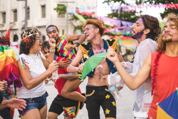 gruppe von freunden tanzt auf der straße - pride lgbtqi veranstaltung stock-fotos und bilder