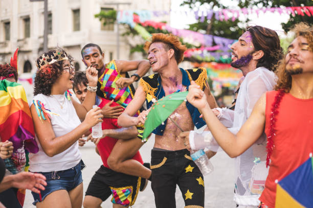 gruppo di amici che ballano per strada - carnival parade foto e immagini stock