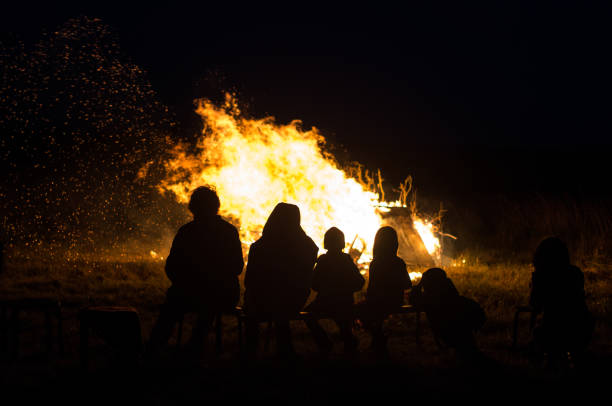 불의 앞에 있는 사람들의 실루엣 - walpurgis 뉴스 사진 이미지