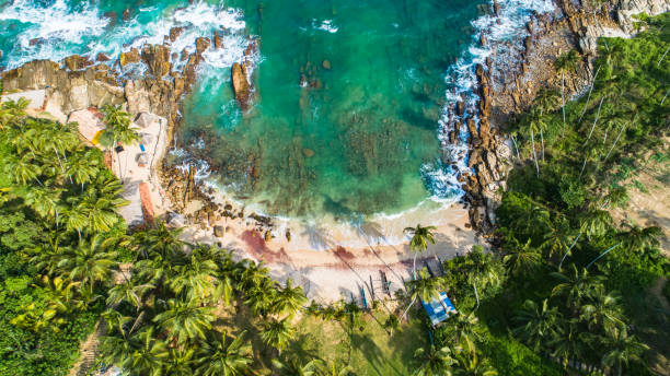 powietrzny. plaża goyambokka. tangalle, sri lanka. - sri lanka zdjęcia i obrazy z banku zdjęć