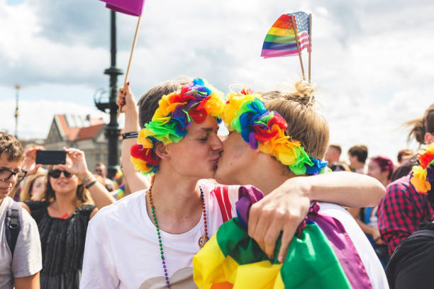 毎年恒例のプラハゲイプライドパレードの参加者。群衆の中でキスゲイカップル。 - homosexual gay man symbol homosexual couple ストックフォトと画像