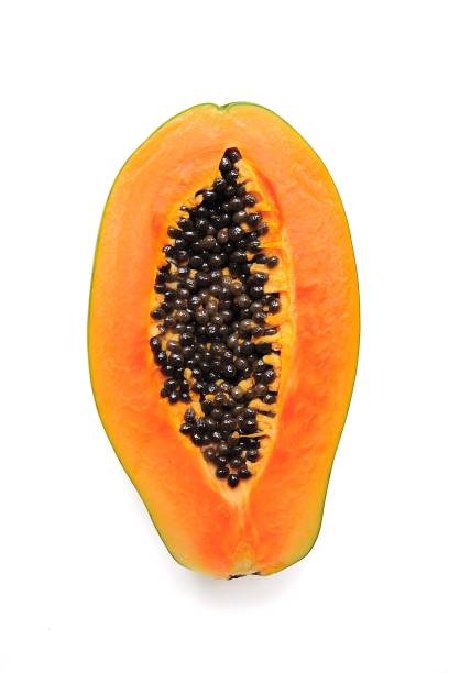 sección transversal de papaya sobre fondo blanco - papaya fruta tropical fotografías e imágenes de stock