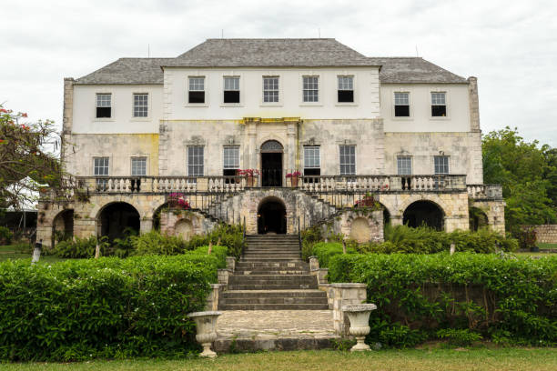 vue de face de la grande maison de rose hall à montego bay, jamaïque - staircase old fashioned antique architectural feature photos et images de collection