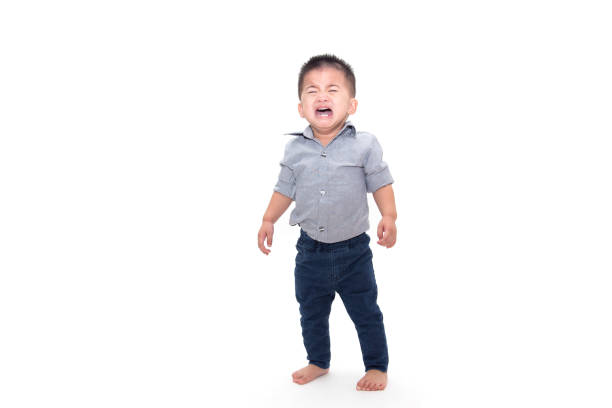 bebé de grito e camisa desgastando do negócio isolada no fundo branco - lamentation - fotografias e filmes do acervo