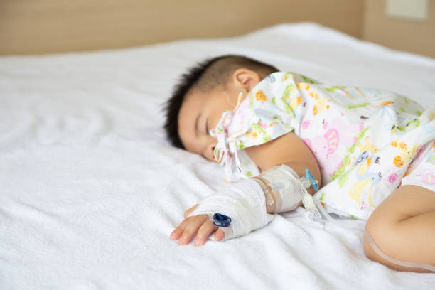 アジアの赤ちゃん男の子睡眠ベッドオン点滴とともに病院の児童部に設定されています。感染症の小児 ipd、侵襲性肺炎球菌疾患の概念。乳児モデル1年6ヶ月 - infuse ストックフォトと画像