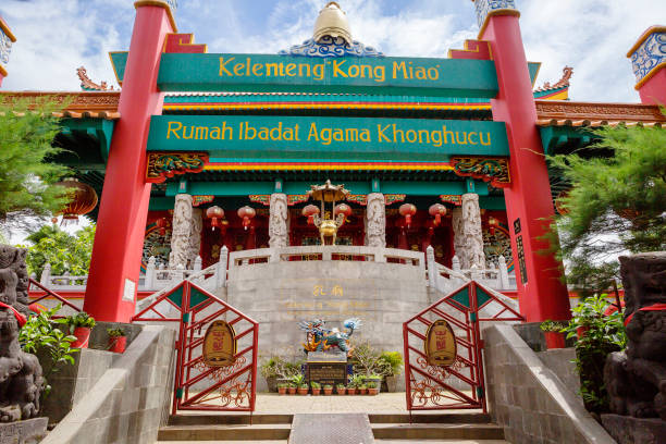 джакарта, индонезия, таманский мини-парк - "красивая индонезия в миниатюре". конфуцианский храм. - confucian стоковые фото и изображения