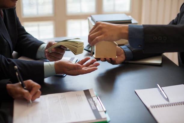 istock Signing contract for buying and selling house 1131314079