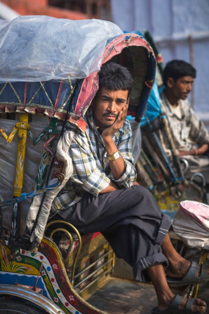 pousse-pousse driver à katmandou - rickshaw nepal men indian culture photos et images de collection