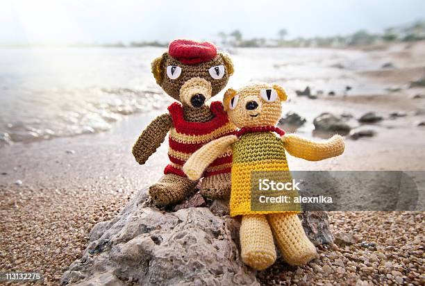 Pareja De Osos De Peluche Sobre La Costa Foto de stock y más banco de imágenes de Aire libre - Aire libre, Amigurumi, Amor - Sentimiento