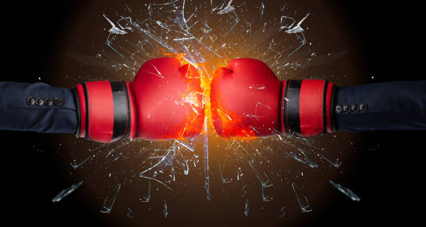 mains de combat cassant le verre - boxing glove battle business fighting photos et images de collection