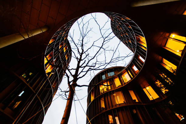 cielo nocturno en el jardín interior de la ronda axel towers, copenhague - axel fotografías e imágenes de stock