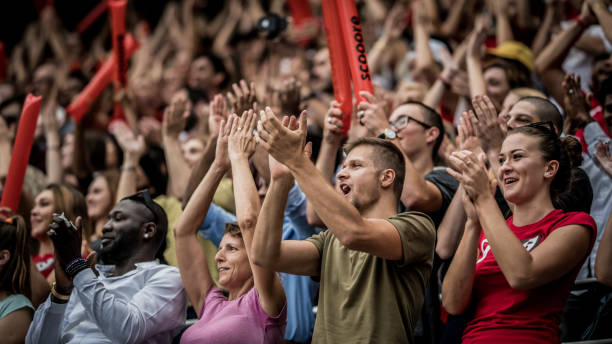 espectadores animando en el estadio - fan fotografías e imágenes de stock