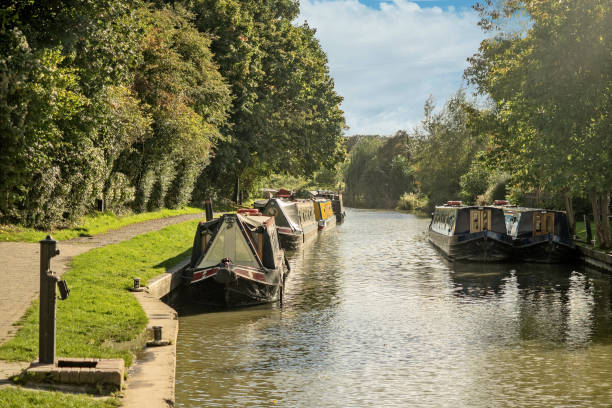 avon y kent canal - canal narrow boat nautical vessel england fotografías e imágenes de stock