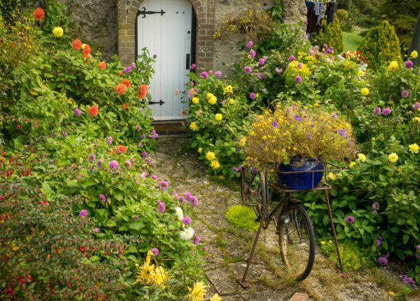 feriengarten und torweg - bicycle ornamental garden flower formal garden stock-fotos und bilder