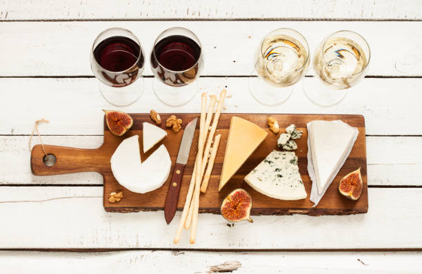 vin rouge et blanc plus différents types de fromages - multi colored picnic dinner lunch photos et images de collection