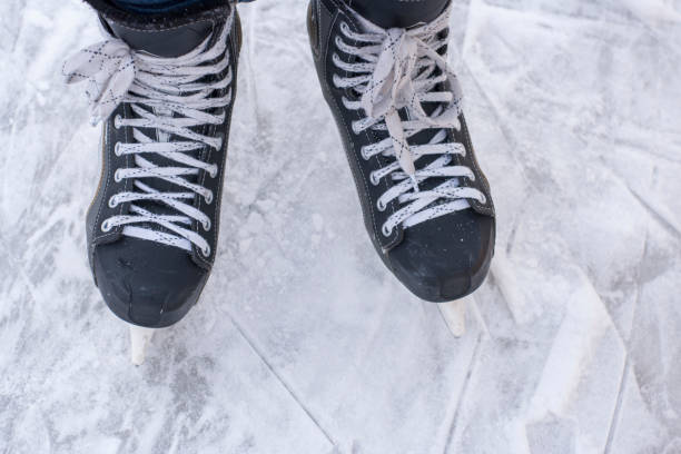 アイスバックグラウンドで男のホッケースケート。人々はスケートリンクでスケートをします。 - ice hockey action ice skating ice skate ストックフォトと画像