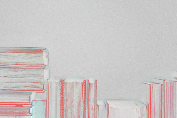 koncepcja edukacji. graficzna półka z wierszem ważnych książek na ziarnistym szarym tle - book book spine shelf in a row zdjęcia i obrazy z banku zdjęć