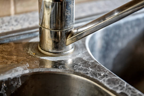 close-up of a kitchen sink with lime scale - dirty water imagens e fotografias de stock