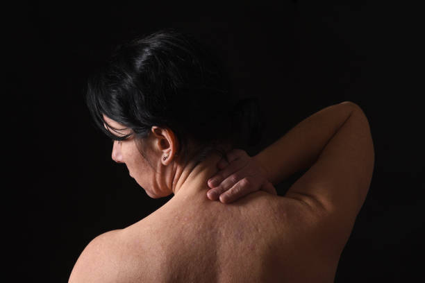 douleur de femme âgée moyenne - shirtless human spine back human hand photos et images de collection