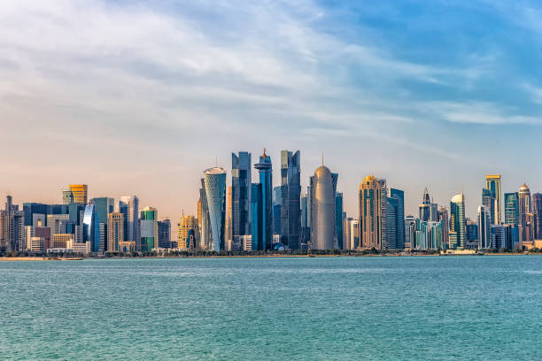 vista della città di doha. qatar. - qatar foto e immagini stock