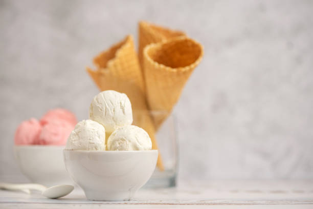 밝은 배경에 바닐라와 핑크 베리 아이스크림 및 와플 콘의 그릇. 측면 보기. 복사 공간 사용 - vanilla ice cream ice ice cream organic 뉴스 사진 이미지