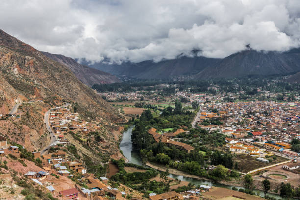 una piccola città nella valle dell'urubamba - block the americas mountain peak plateau foto e immagini stock