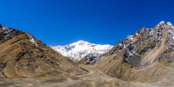 alta valle sullo sfondo delle cime innevate - block the americas mountain peak plateau foto e immagini stock