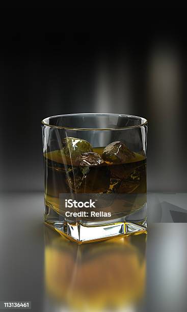 Whisky Z Lodem - zdjęcia stockowe i więcej obrazów Alkohol - napój - Alkohol - napój, Brandy, Chłodny