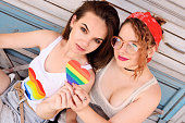 zwei-junge-lesbische-freunde-die-einen-regenbogenherben-halten-ein-symbol-der-lgbt-community.jpg?b=1&s=170x170&k=20&c=o_zRYv8JyWtkiZVdvD8VmX5a7b70BHirKZDcK8H3BZ8=