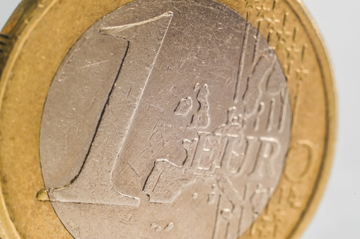 Primer plano de una moneda de un euro photo