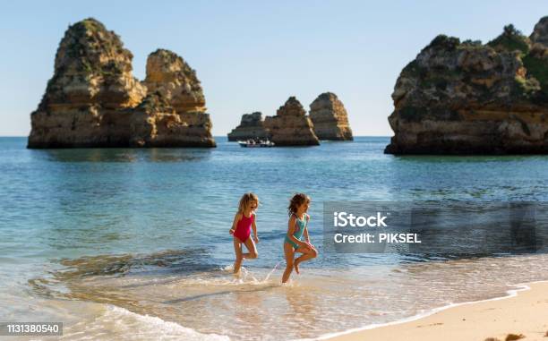 Children Running At The Beach Praia Da Boneca Lagos Portugal - Fotografias de stock e mais imagens de Criança