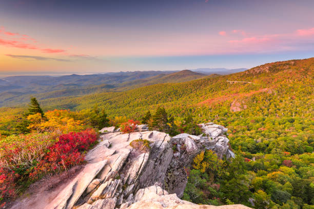 blue ridge mountains landscape at linn cove viaduct and grandfather mountain - blue ridge mountains appalachian mountains appalachian trail forest imagens e fotografias de stock