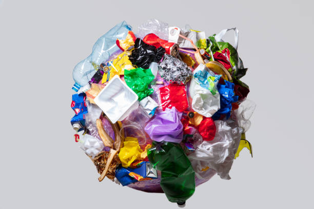 un globo della terra con spazzatura su sfondo bianco, il concetto di problema ecologico - trash day foto e immagini stock