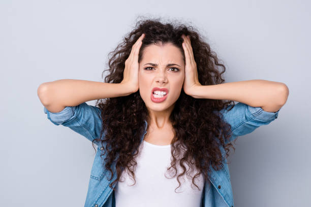 nahaufnahme foto stress erstaunlich schön attraktiv, ihre dame hände arme geschlossen verbirgt ohren schreckliche schmerzen verzweifelt mit lässigen jeans denim-shirt-kleidung outfit isolierten grauen hintergrund - fashion model audio stock-fotos und bilder