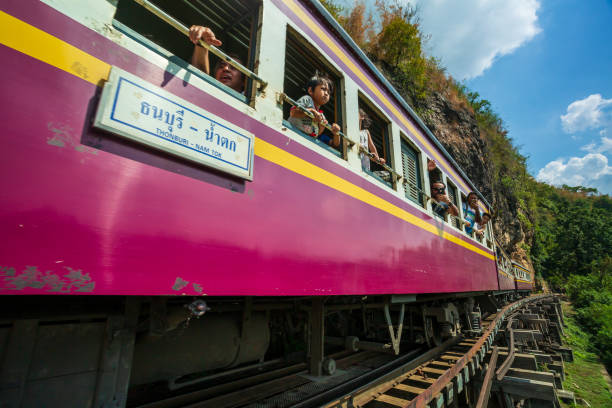 ●第二次世界大戦の歴史鉄道で、クワイ・ノイ川の美しい景色を撮影した列車で多くの観光客とともに死の鉄道として知られています。 - kanchanaburi province train thailand diesel ストックフォトと画像