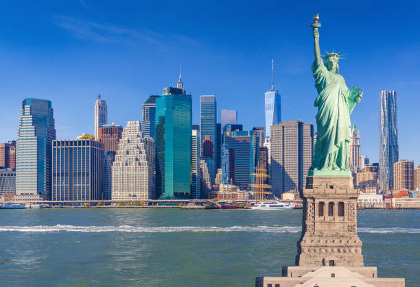 statue de la liberté et skyline de la ville de new york avec le world trade center, beekman tower et le bâtiment woolworth, ny, usa. - east river drive photos et images de collection