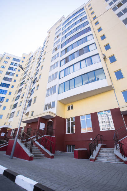 entrada a un edificio residencial de varias plantas - multi story building fotografías e imágenes de stock