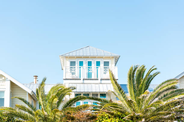 casa de madera torre nuevo urbanismo arquitectura moderna por mar de playa, nadie en la florida vista durante el día soleado - hotel sign built structure building exterior fotografías e imágenes de stock