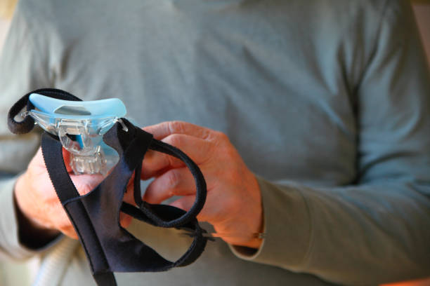 Homme avec l'attachement de CPAP - Photo