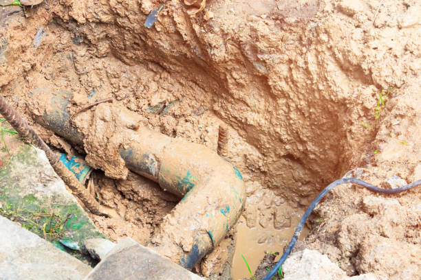 broken pipe in hole with water motion at roadside wait repair broken pipe in hole with water motion at roadside wait repair burrow somerset stock pictures, royalty-free photos & images