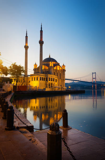 amanecer sobre la mezquita de ortakoy - ortakoy mosque bridge bosphorus istanbul fotografías e imágenes de stock