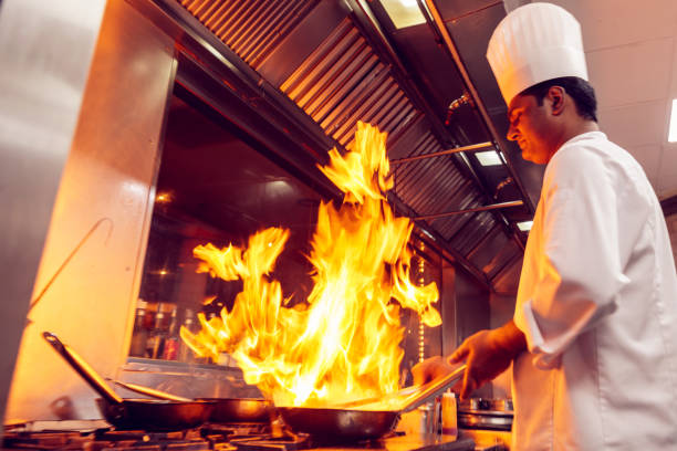 仕事でプロのシェフ - serving food restaurant chicken ストックフォトと画像